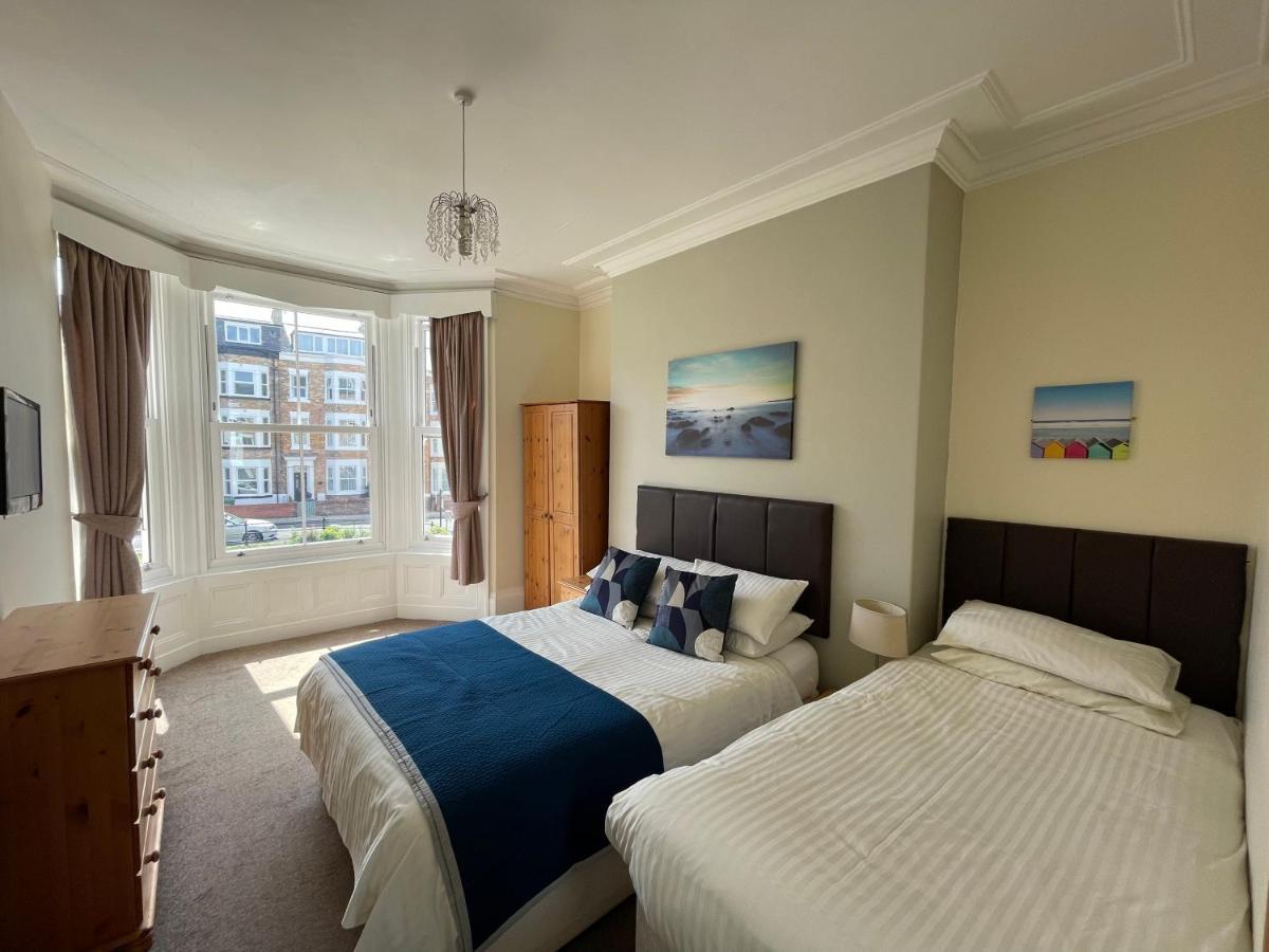 45 The Square Holiday Apartments Скарборо Екстер'єр фото