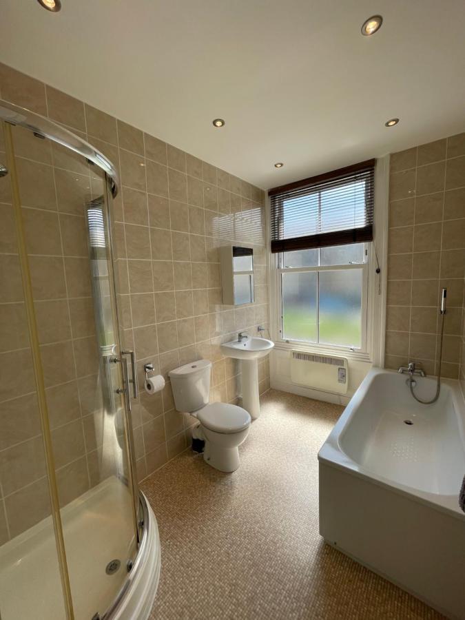 45 The Square Holiday Apartments Скарборо Екстер'єр фото