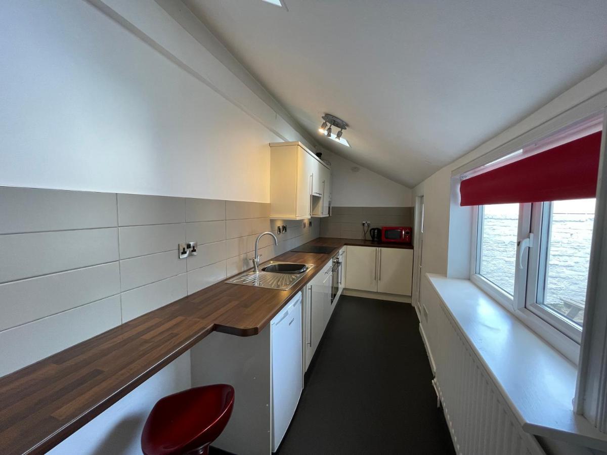 45 The Square Holiday Apartments Скарборо Екстер'єр фото